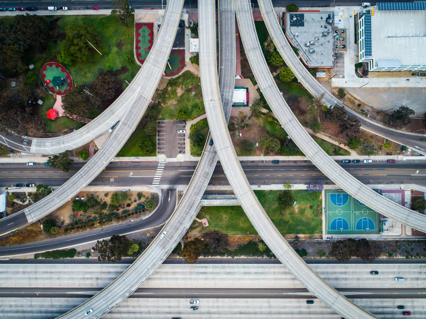 A top-down view of an above-ground motorway interchange